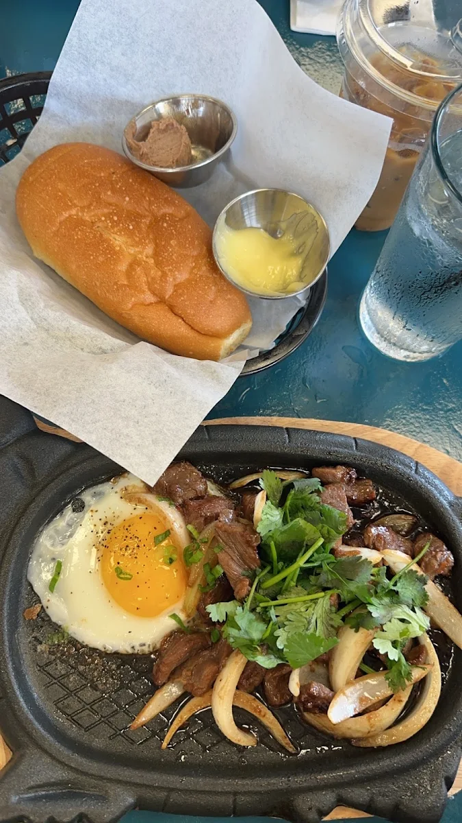 B11 Banh Mi Trung Opla