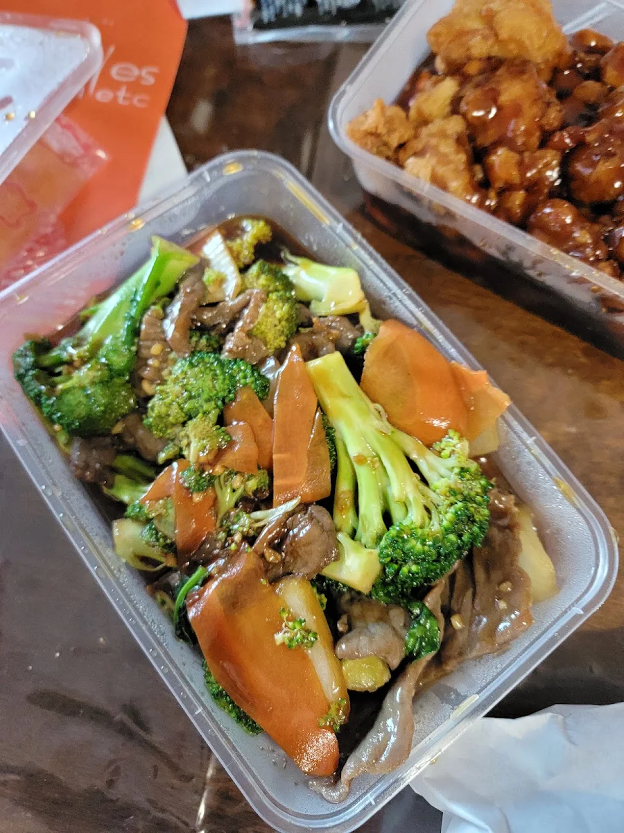 Sesame Beef with Broccoli, Nouilles Etc