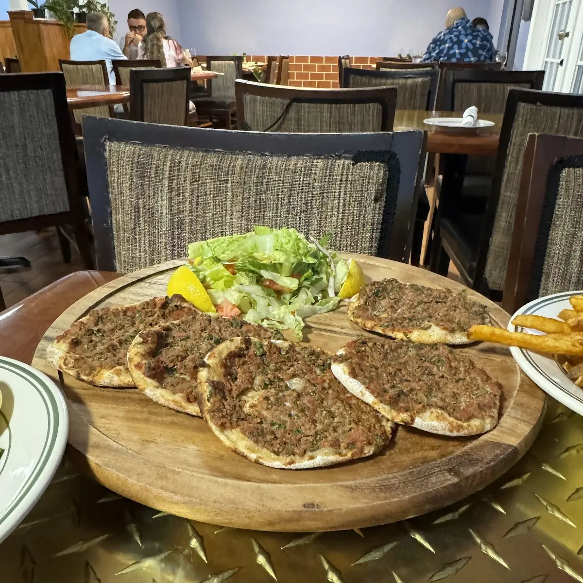 Baby Lahmacun w Hummus