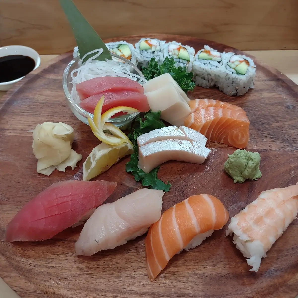 Sushi & Sashimi Combination Deluxe*