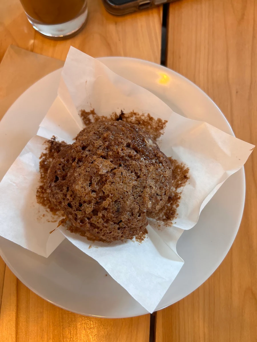 Muffin Aux Myrtilles, Black & White - Café and Bistro