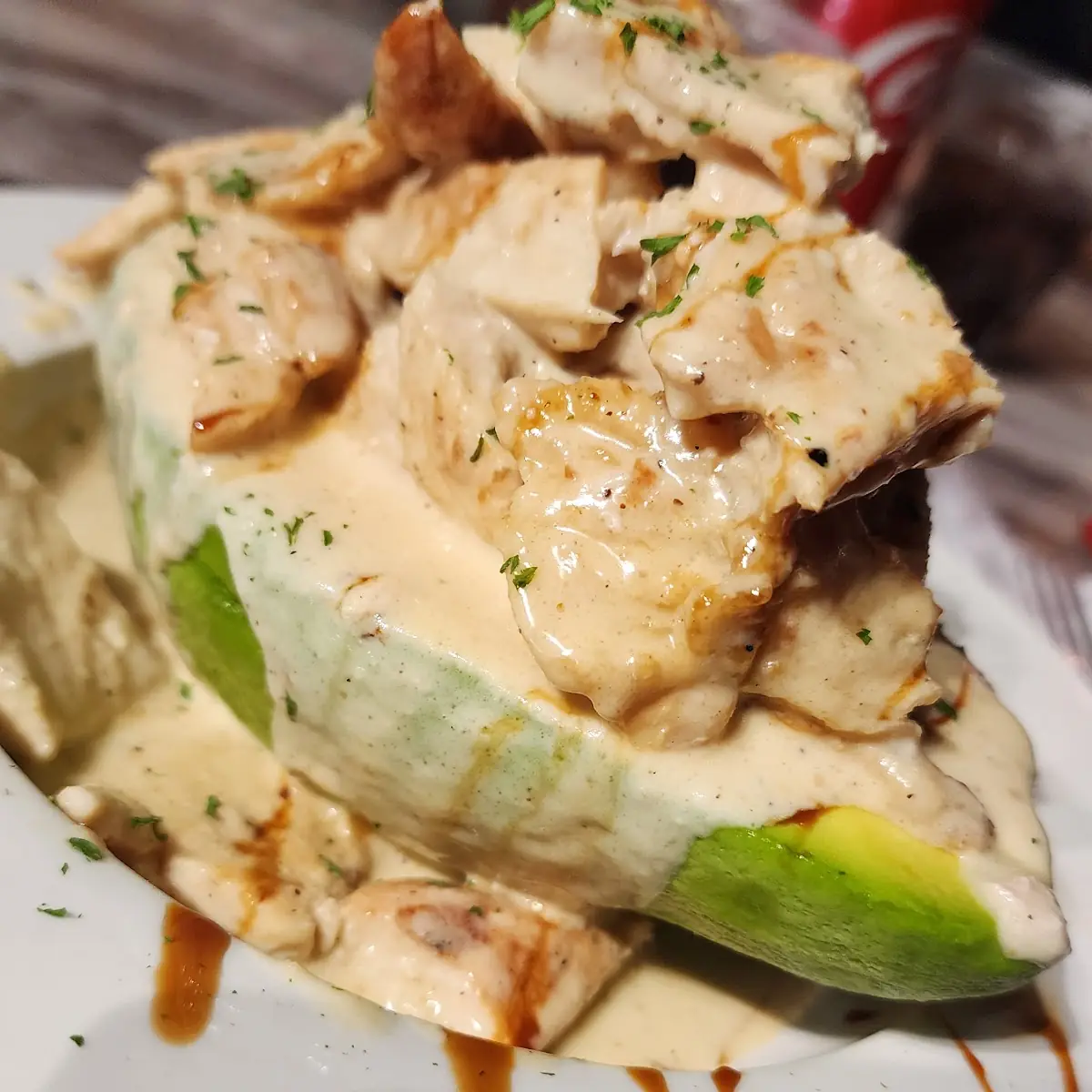 Aguacate Relleno De Pechuga En Salsa Alfredo
