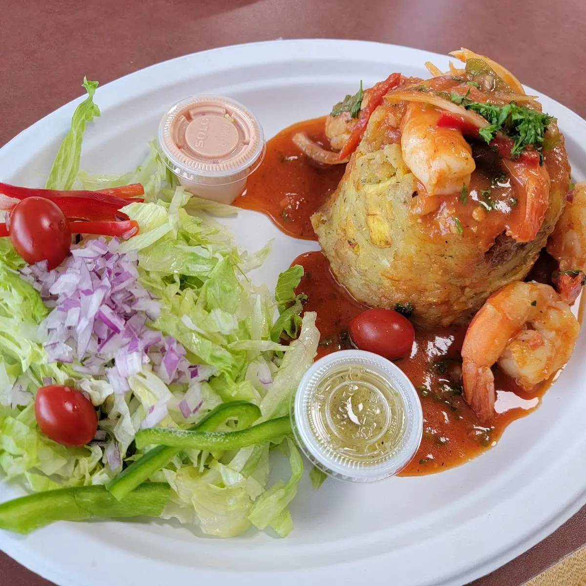 Mofongo Relleno De Camarones Con Ensalada