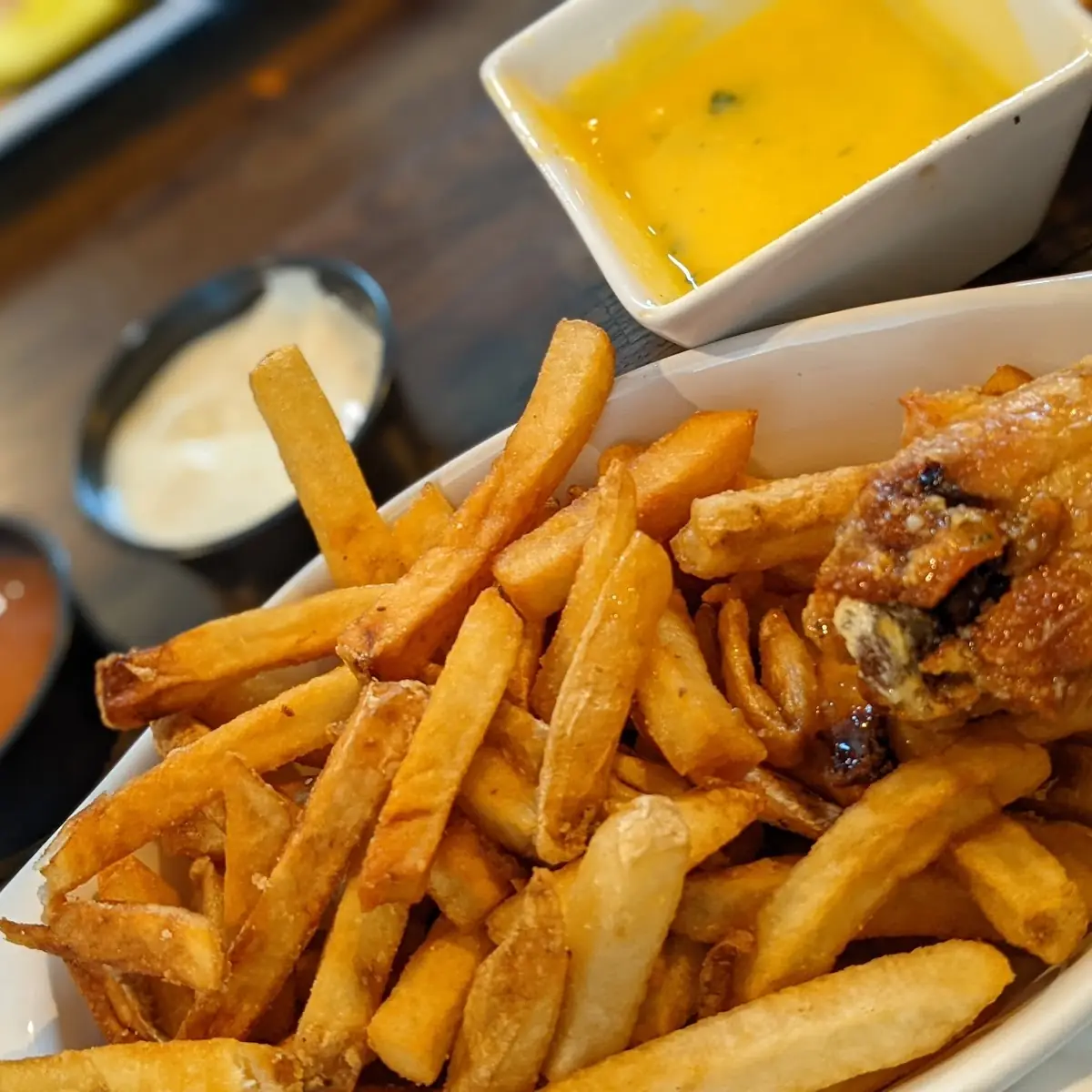 Buffa Chicken Wings with Fries
