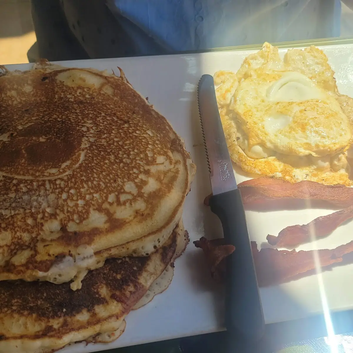 2 Huevos Estrellados Con Tocino Y