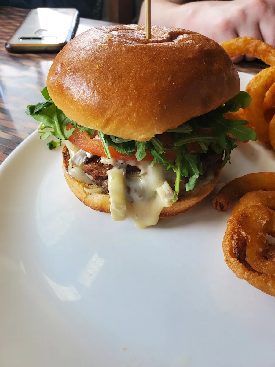 Bedford Burger, Fort Pub & Grill