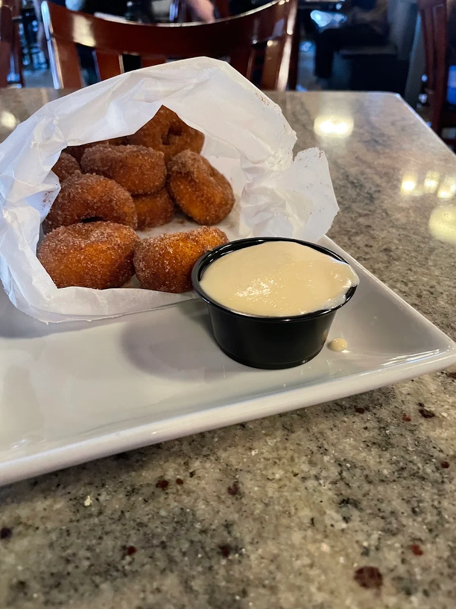 Mini Donuts, Fort Pub & Grill