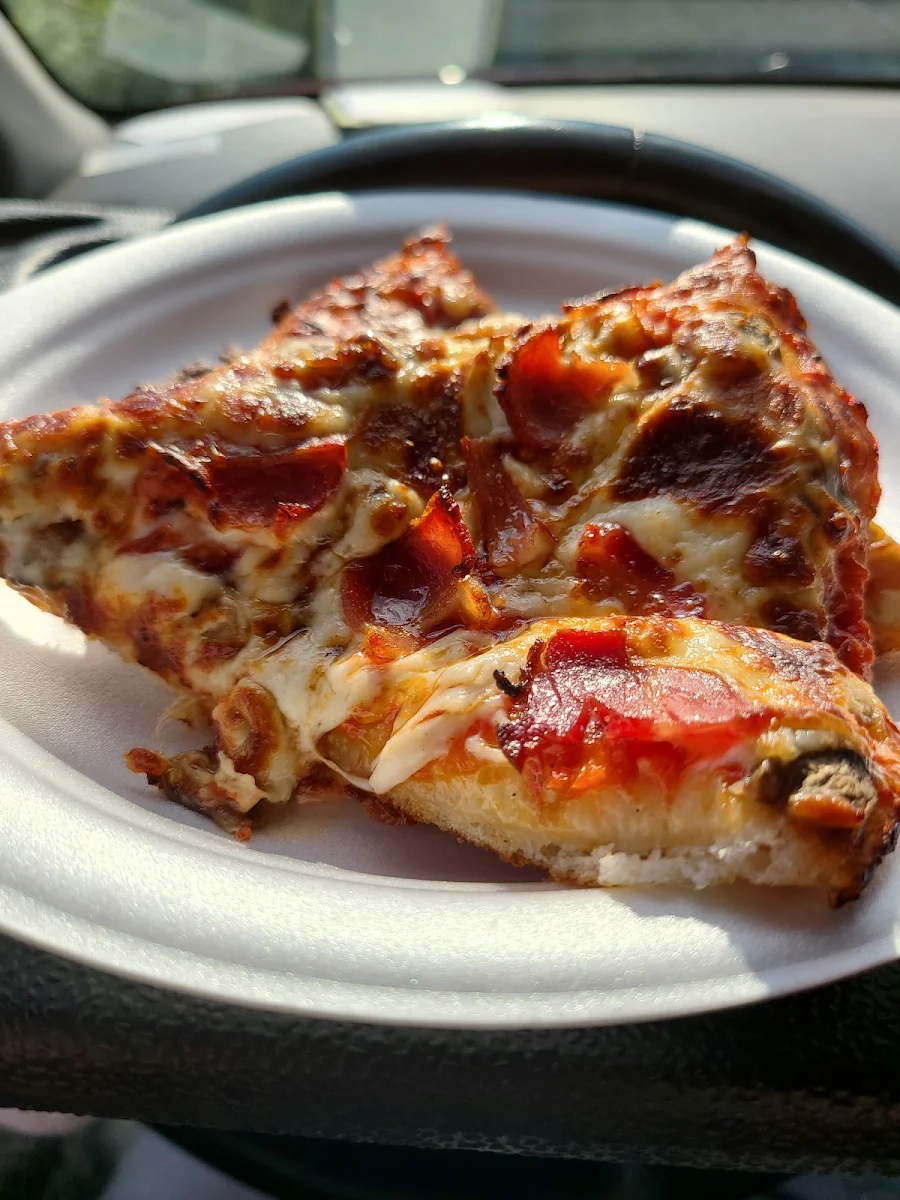 Canadian Pizza, Theos Pizzeria