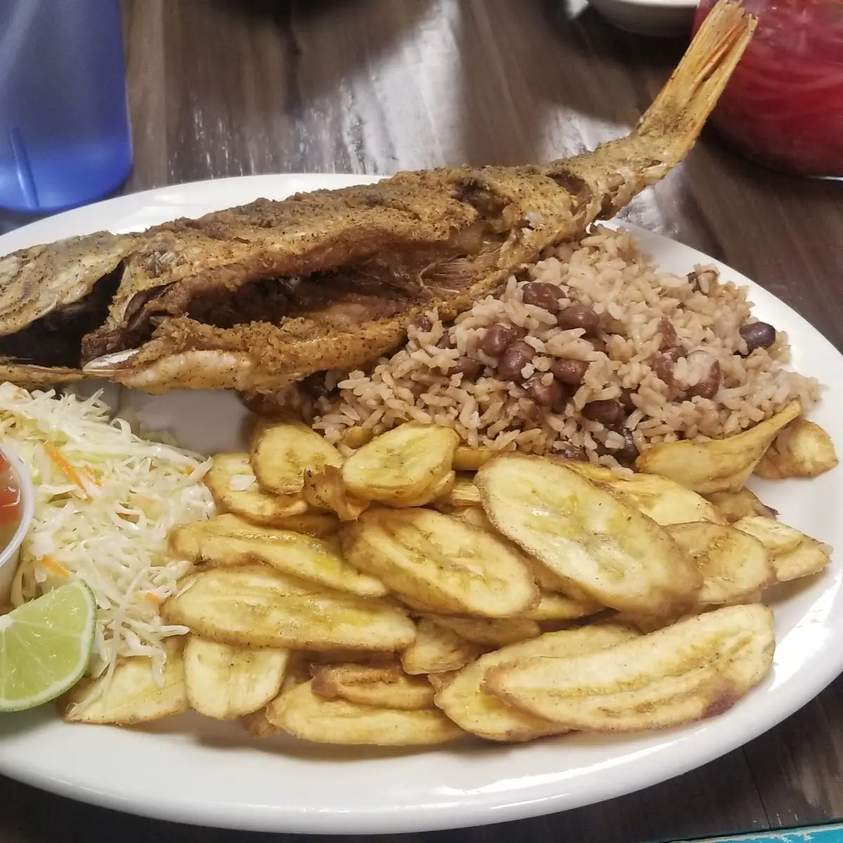 Tajadas Con Pescado Frito