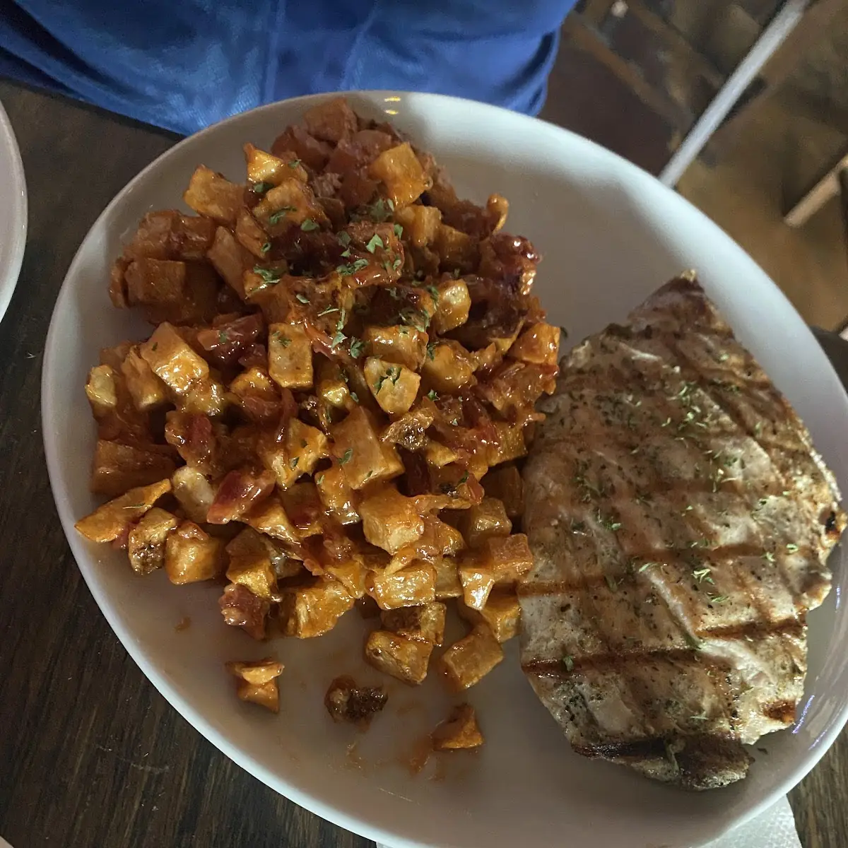 Pechuga Con Papas Bravas
