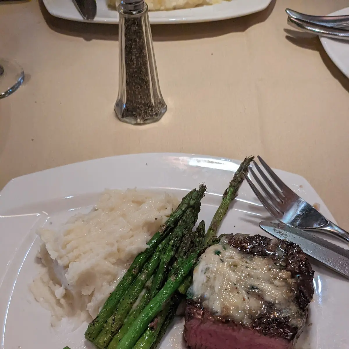 Filet Mignon with Asparagus and Mashed Potatoes