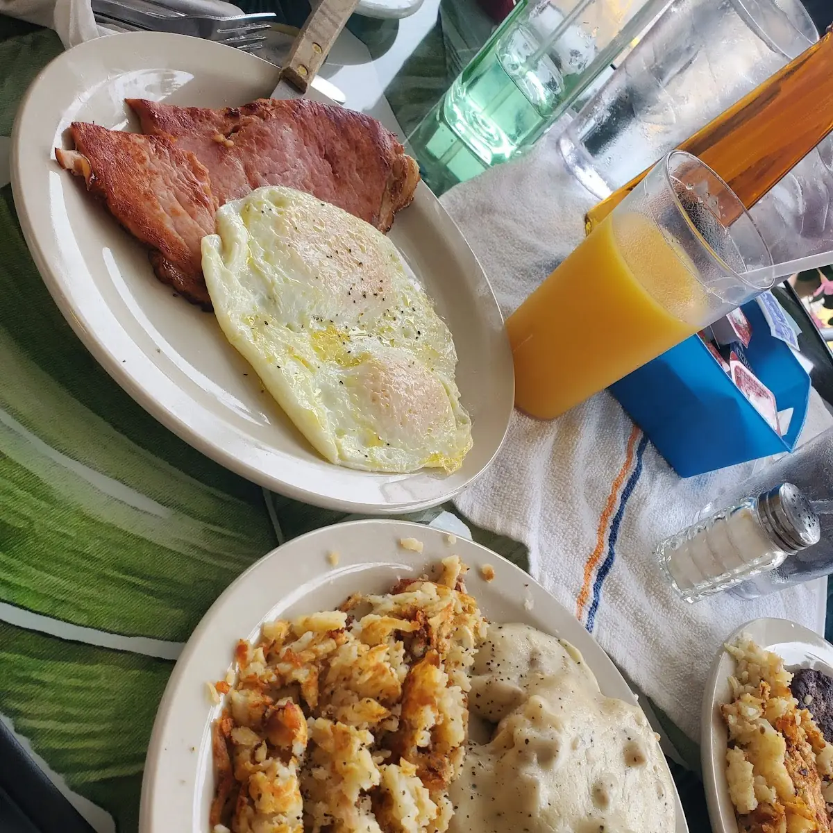 Hash Browns 1 2 Biscuits & Gravy