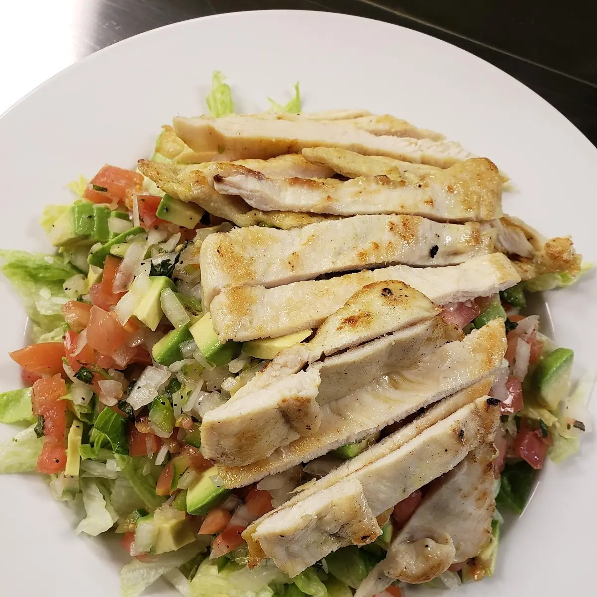 Ensalada De Aguacate Con Pollo Asado