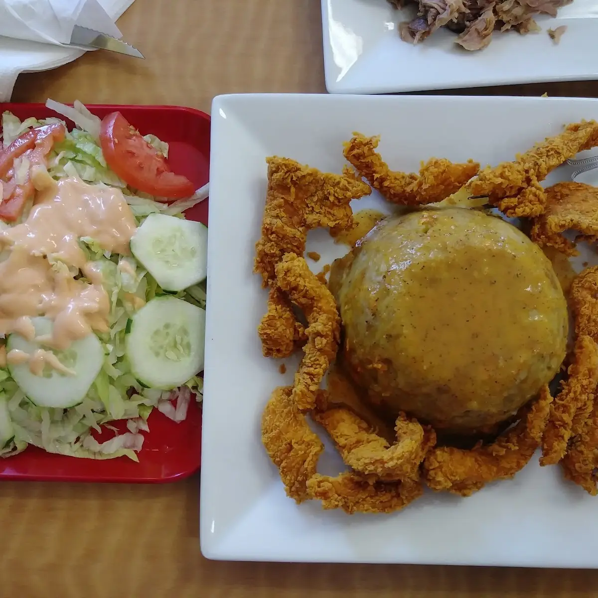 Mofongo De Chicharron De Pollo Y Ensalada Verde
