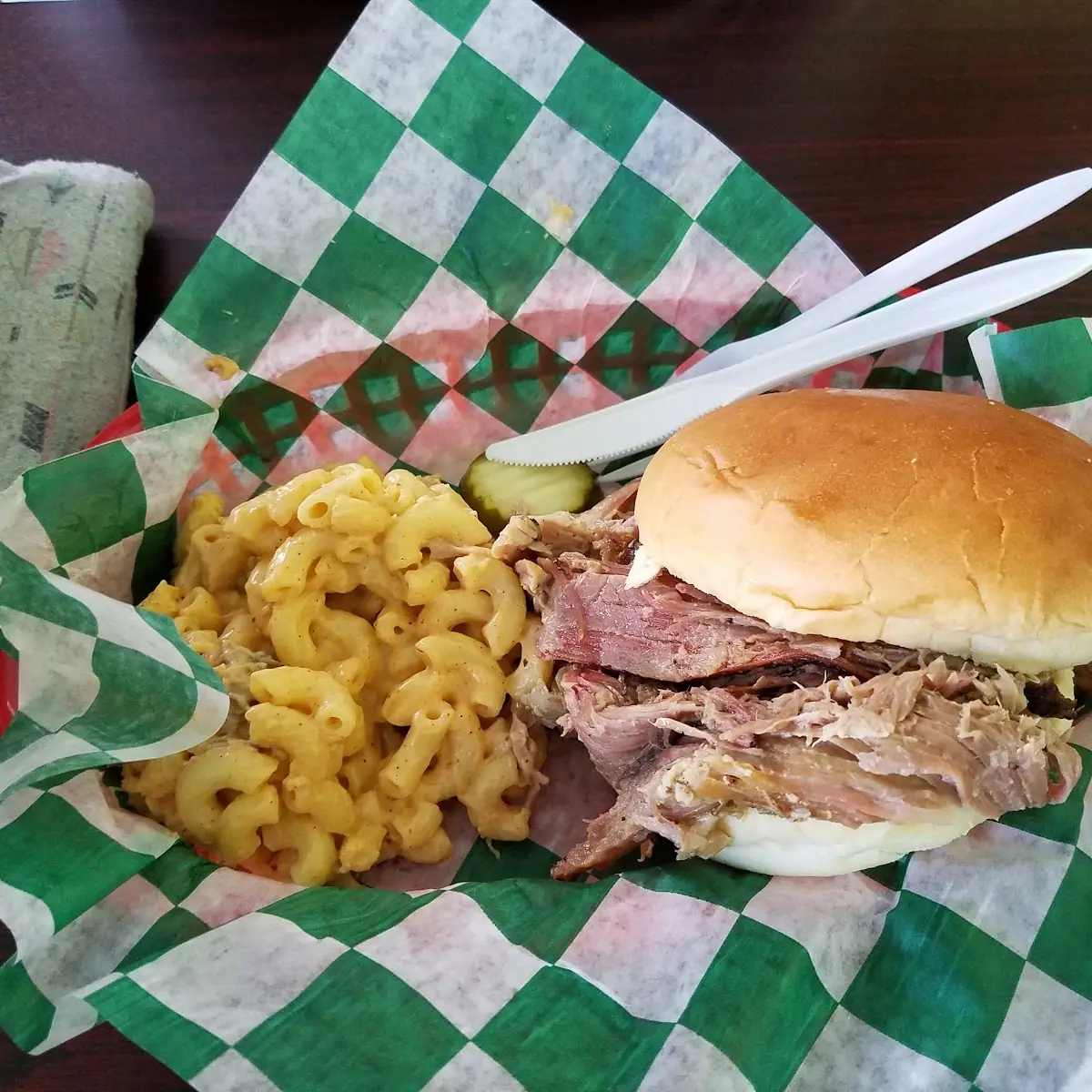 Pulled Pork Sandwich with Macaroni and Cheese