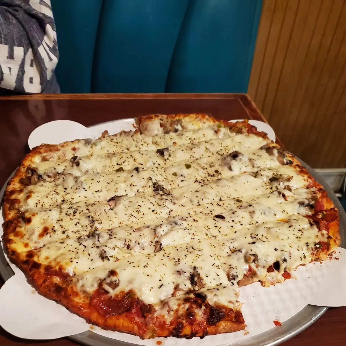 Large Pizza Deluxe Pizza