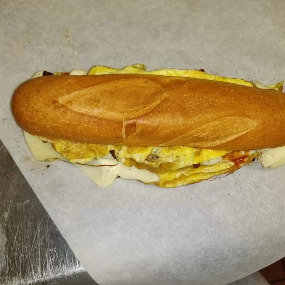 Sandwich de Pollo Y Huevos Revueltos