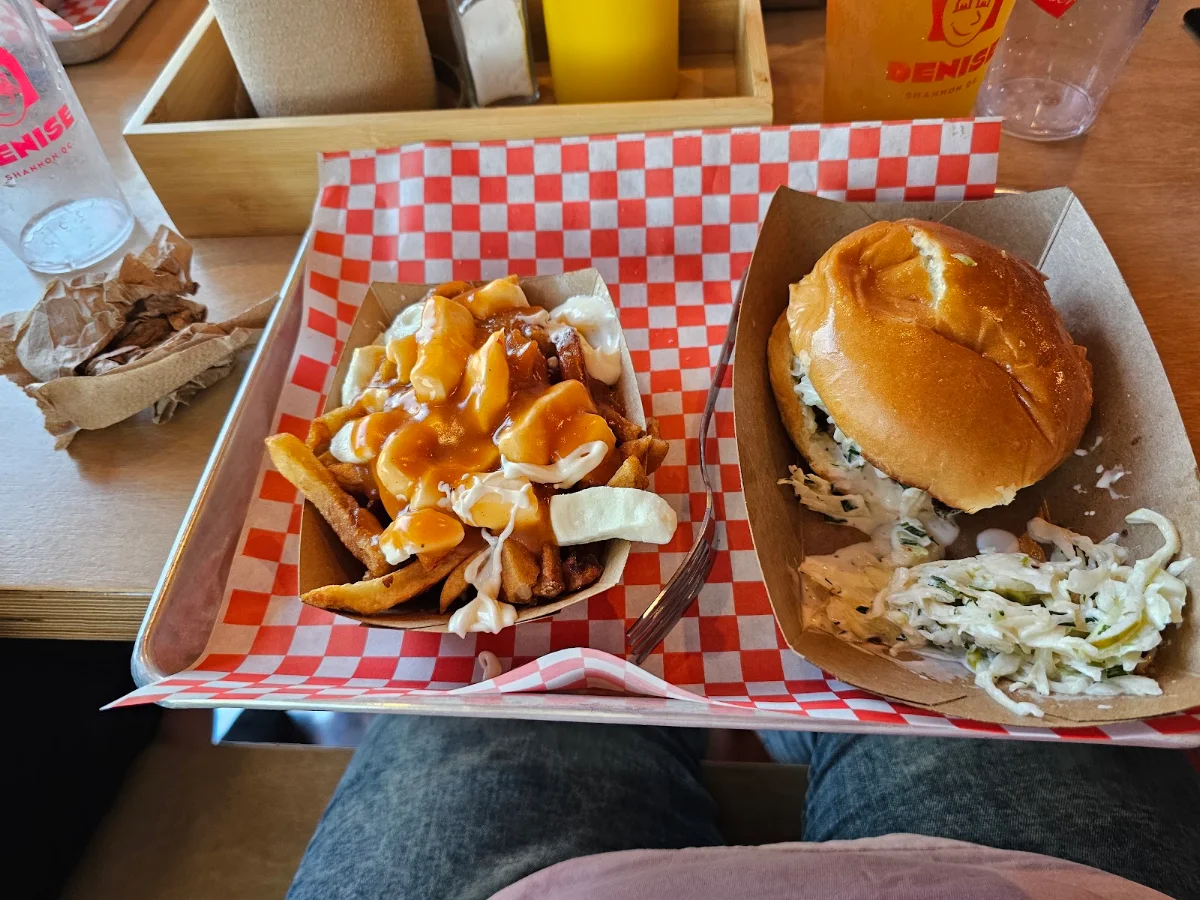 Burger Poulet Et Poutine, Chez Denise