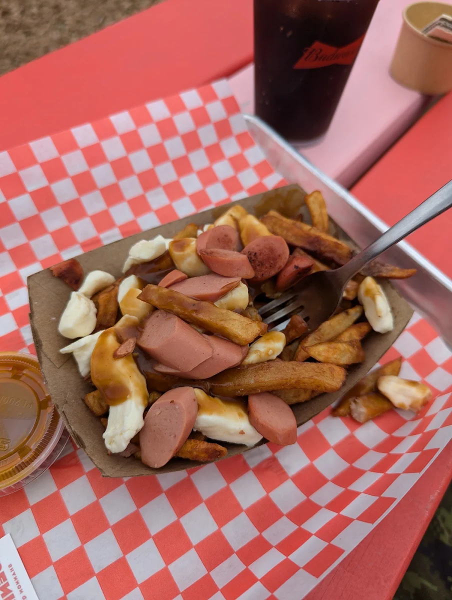 Poutine Moyenne Saucisses, Chez Denise