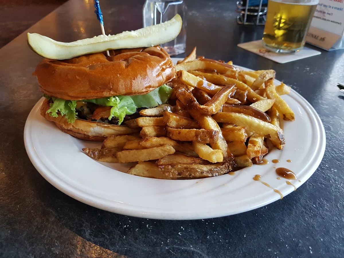 Highlights, PIGGY'S PUB & GRILL