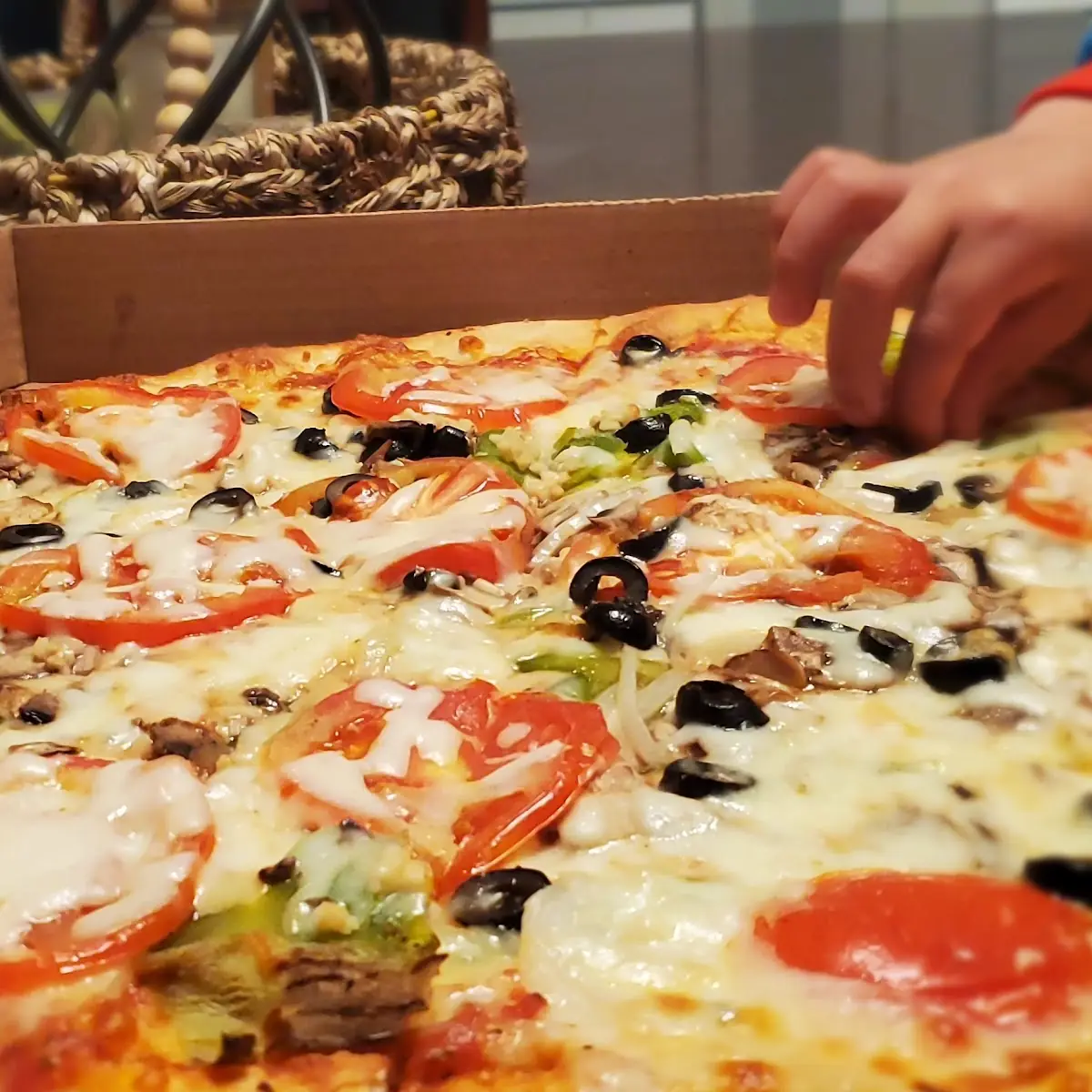 Chiecken and Veggie Pizza