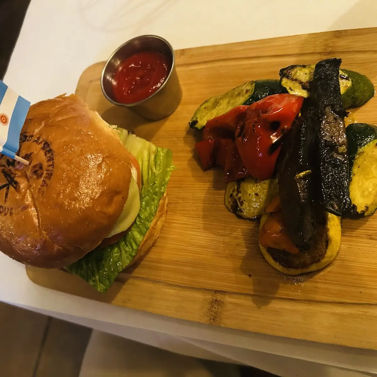 Hambúrguer with Grilled Veggies