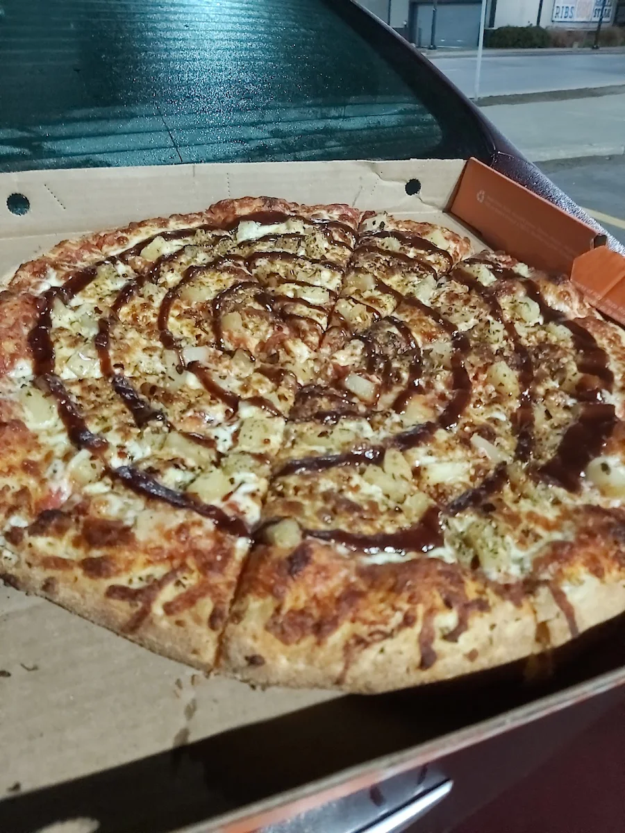 Well Done Pizza with Pineapple and BBQ Sauce, Pizza Pizza