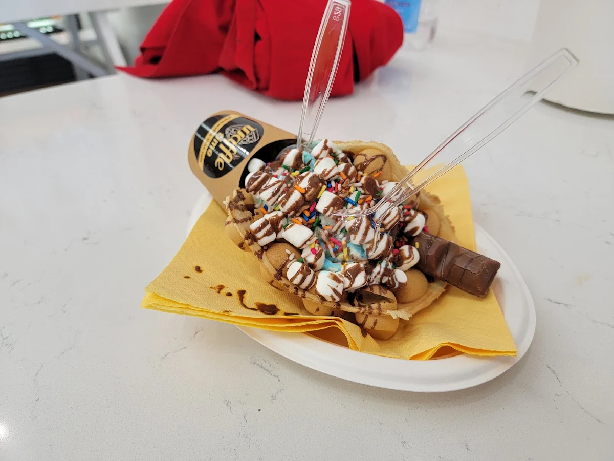 Bubble Waffle with Kinder Bueno