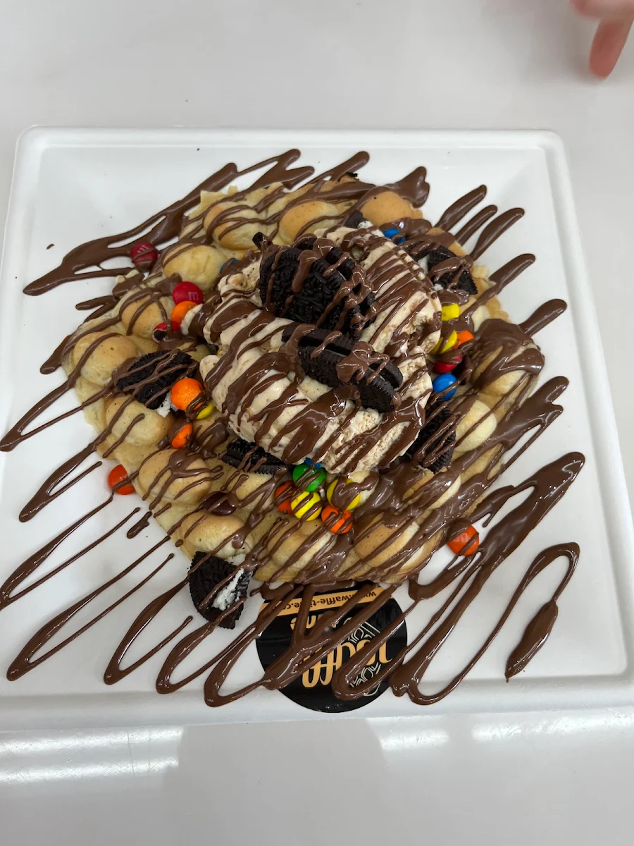 Strawberry Oreo Crepe with Cream Cheese Ice Cream