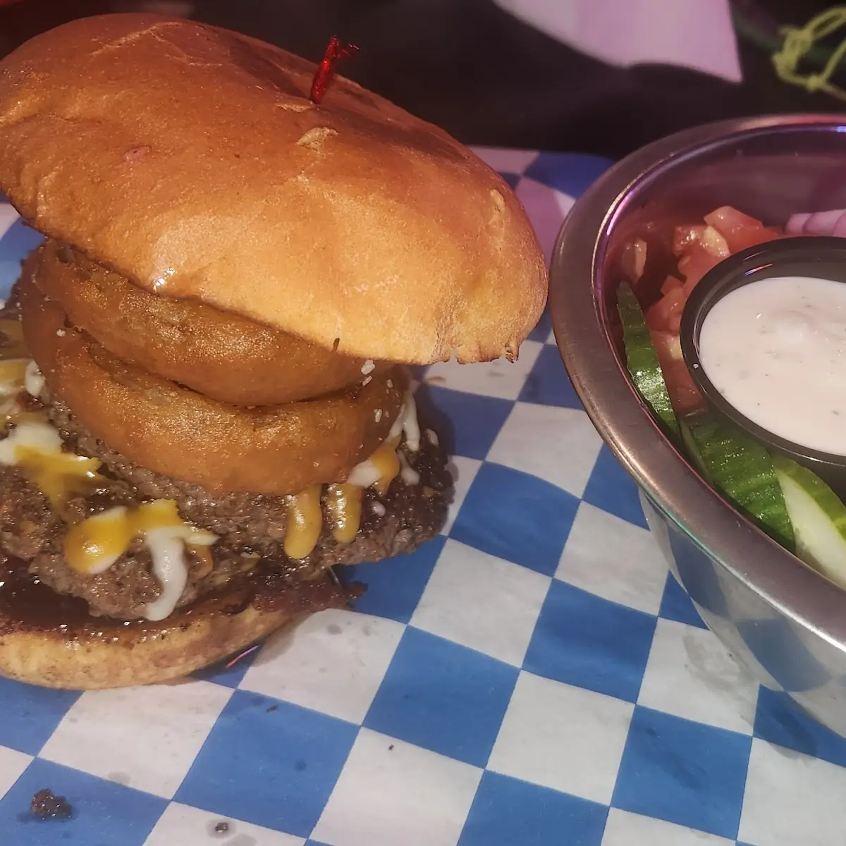 Burger w Side Salad