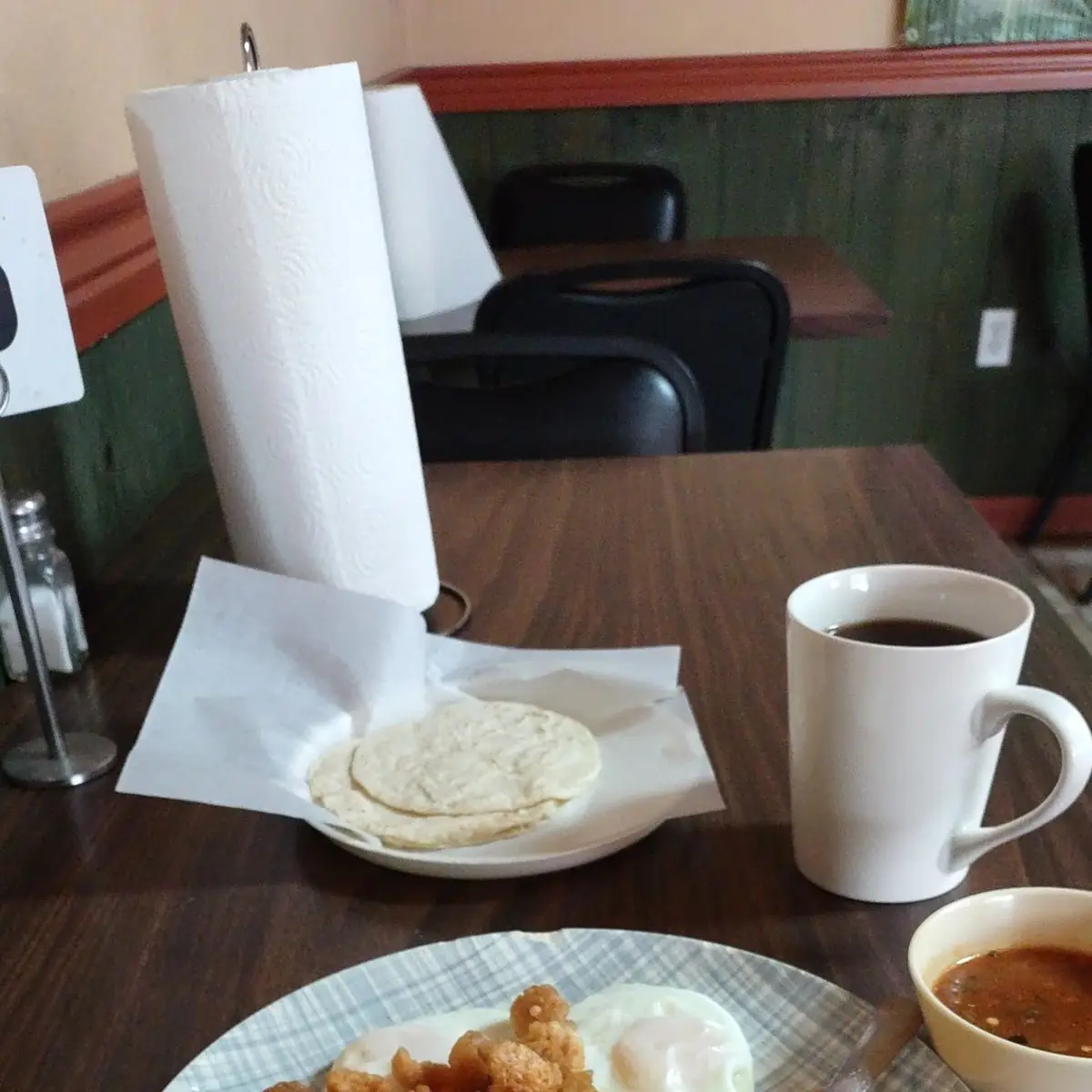 Chicharrón de Cuernitos En Salsa Verde Con Huevos Estrellados Frijoles Y Papas A la Mexicana
