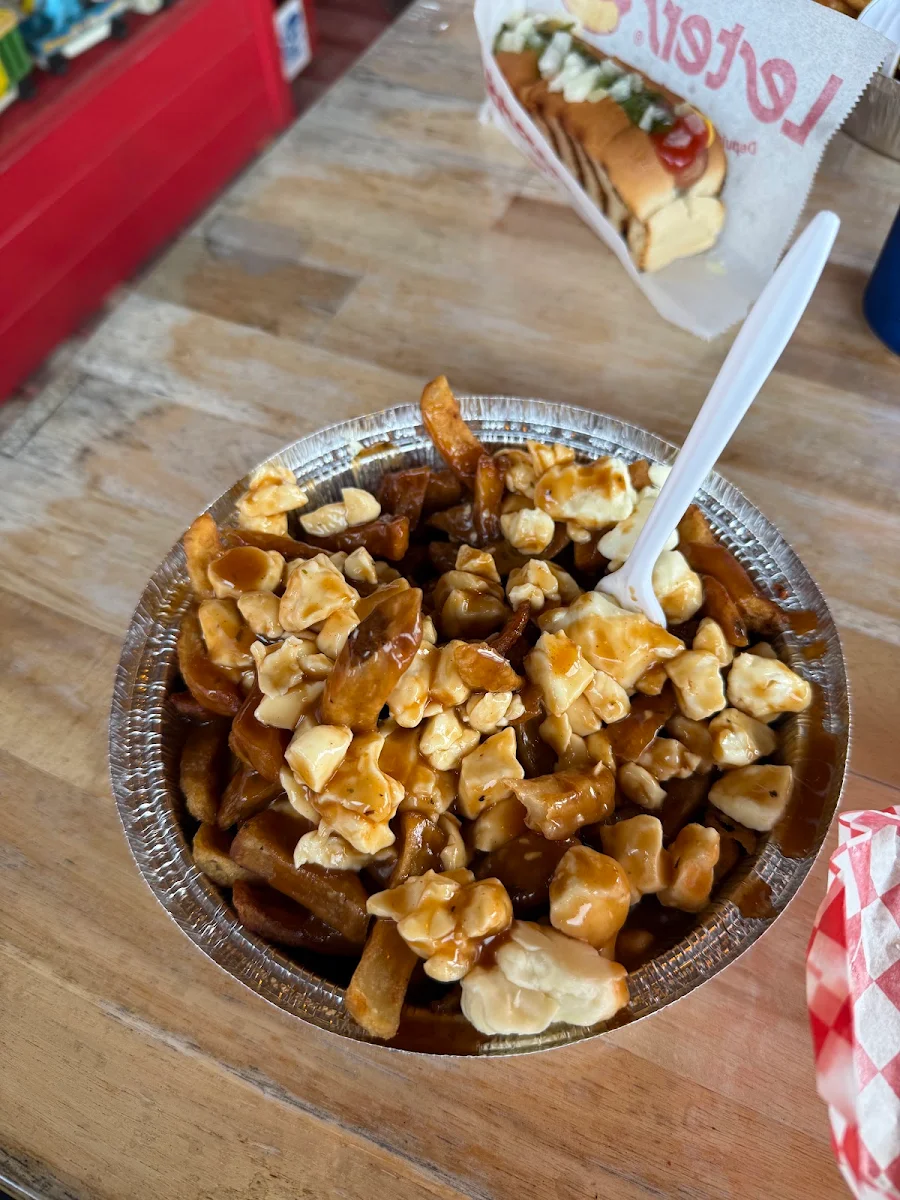 Petite Poutine Poulet Pop-corn Mini Poutine Sauce Au Poivre Avec Supet Croque Burger