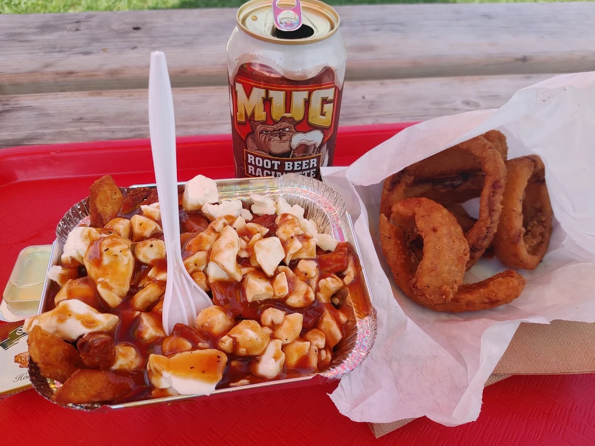 Poutine Classique Et Rondelles D'oignons