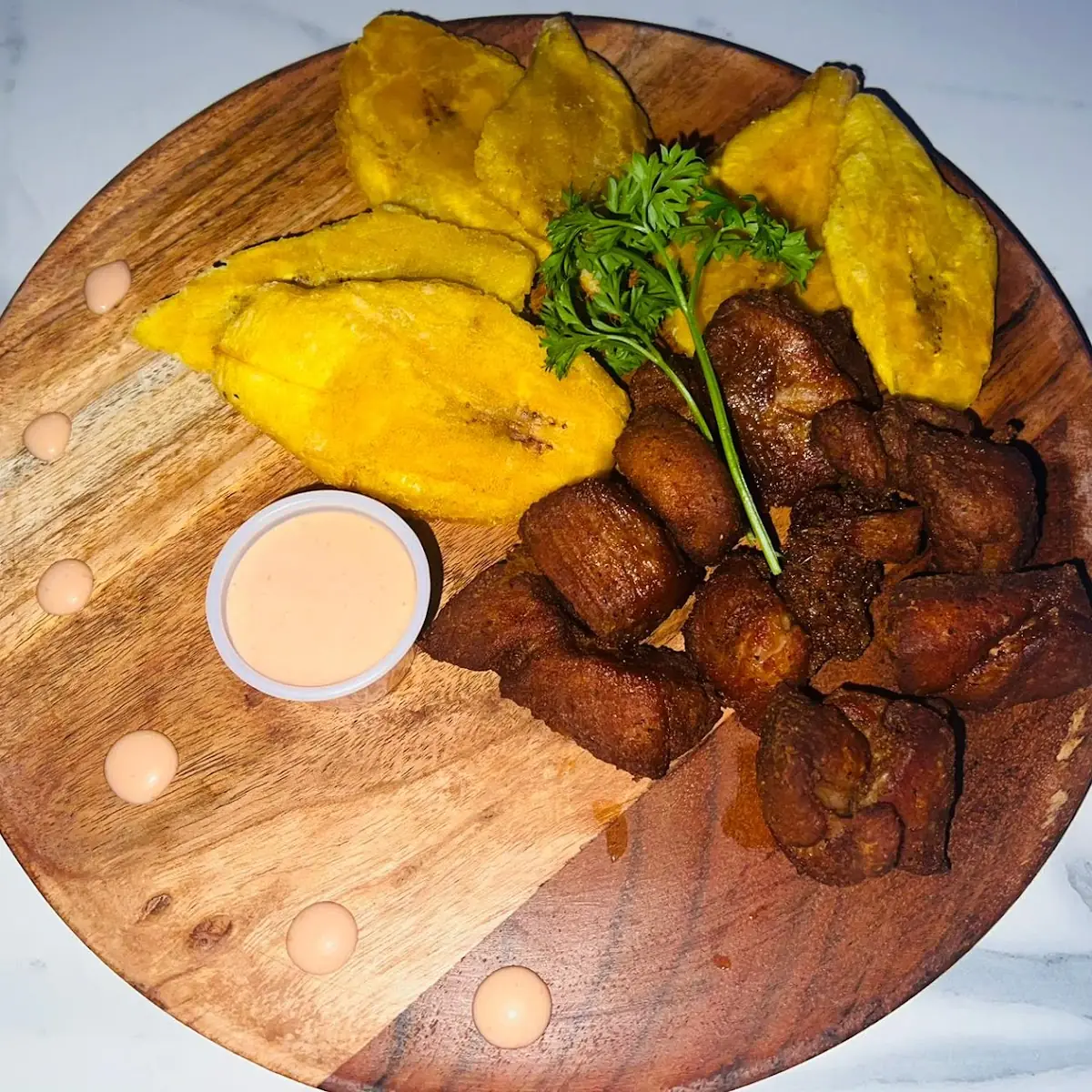 Picadera de Carne Frita Con Tostones
