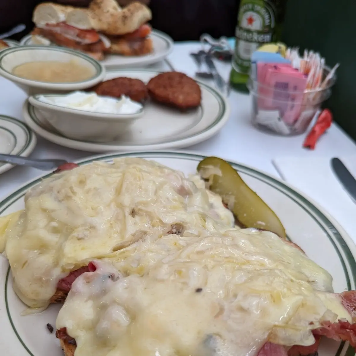 Hot Pastrami Sandwich Con Queso