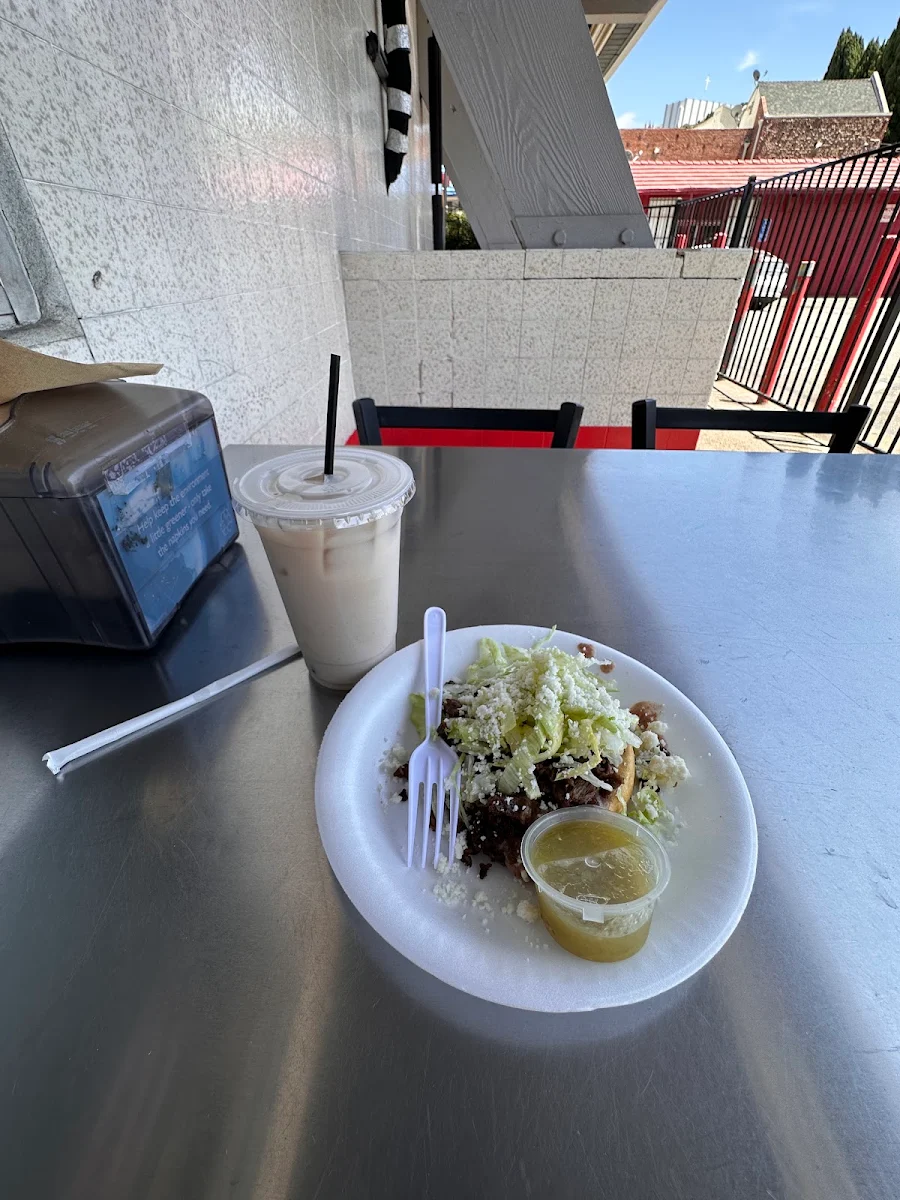 Sope de Carne Asada Con Salsa Verde