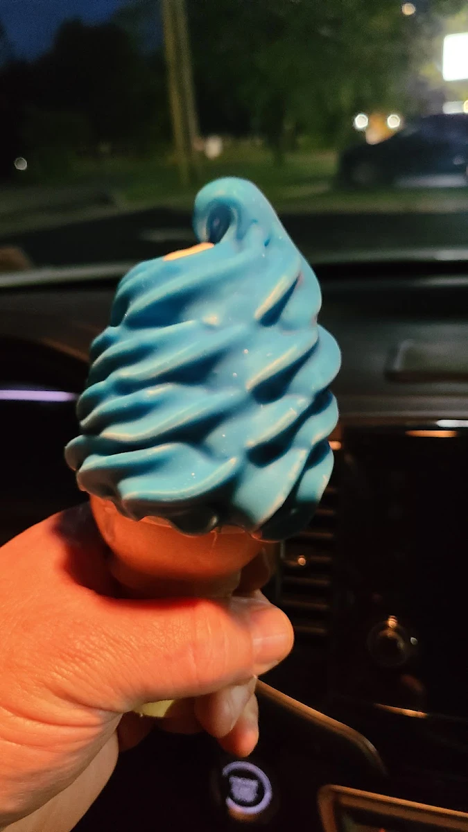 Two Berry Twist w Blue Raspberry Dip