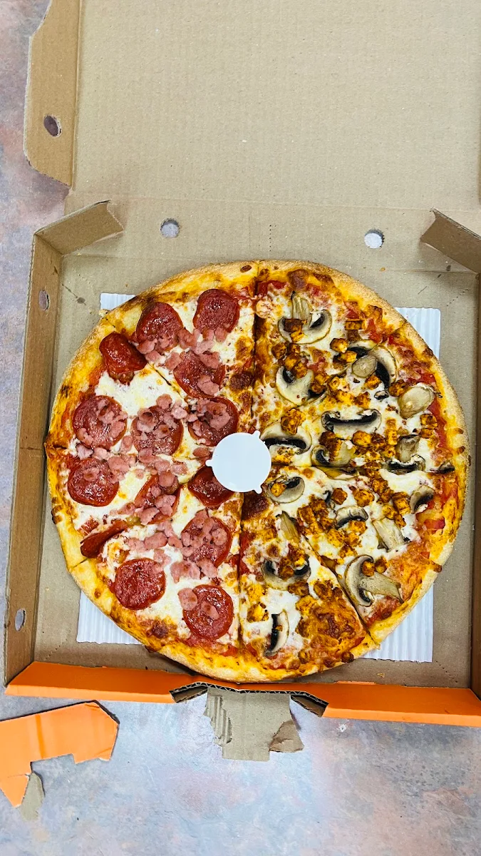 Pepperonis and Chicken Pizza, Pizza Pizza