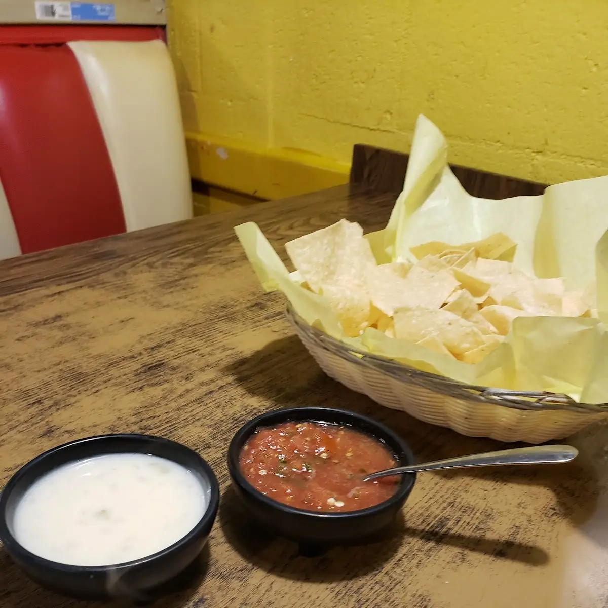 Fresh Tortilla Chips & Chili Con Queso