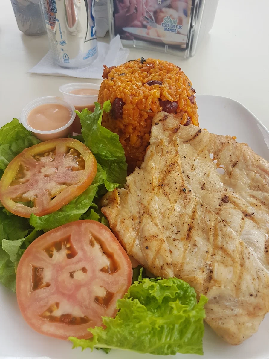 Pechuga A la Plancha Con Arroz Manposteao