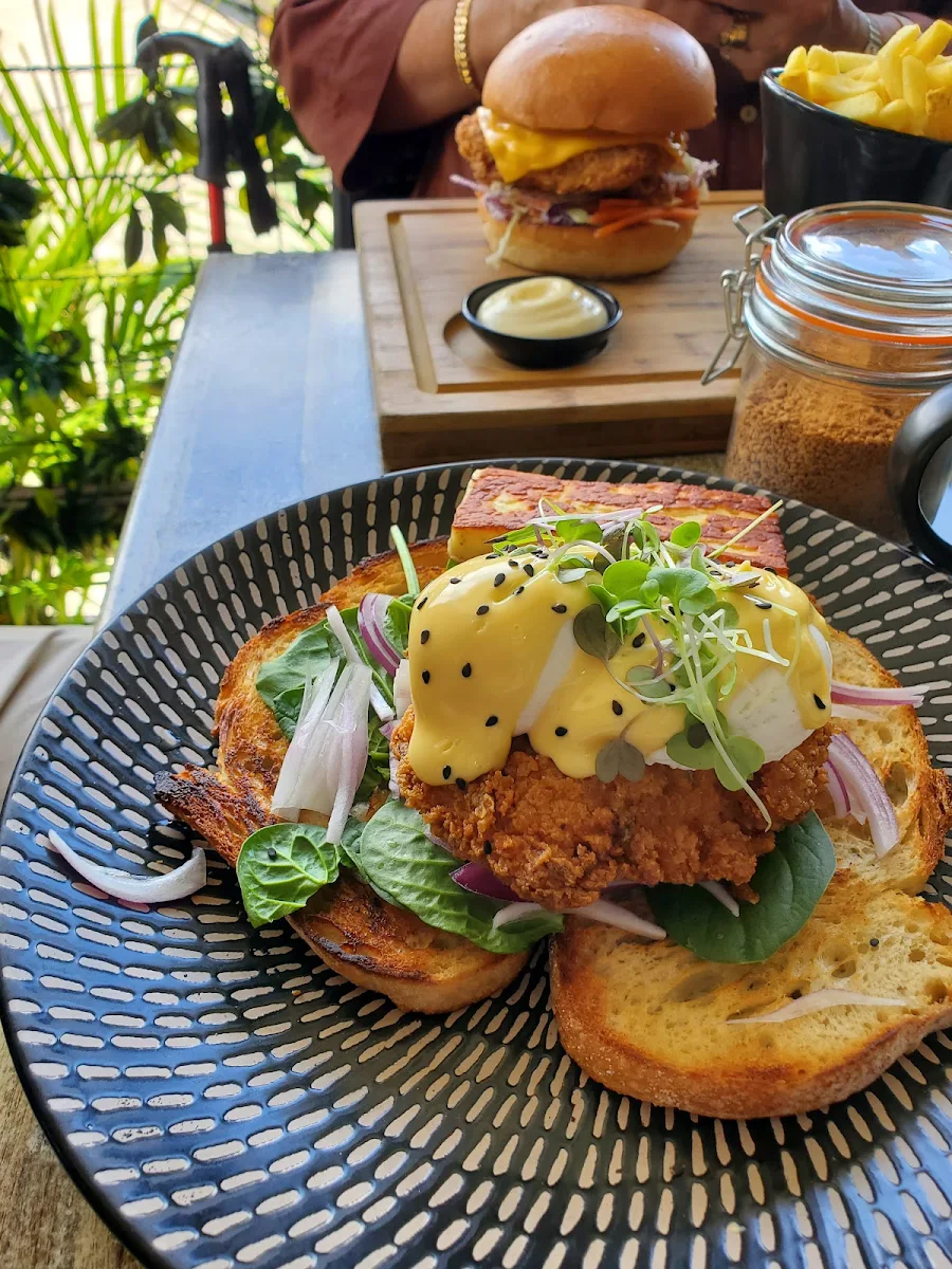 Southern Fried Chicken Eggs Benedict, Daark Espresso