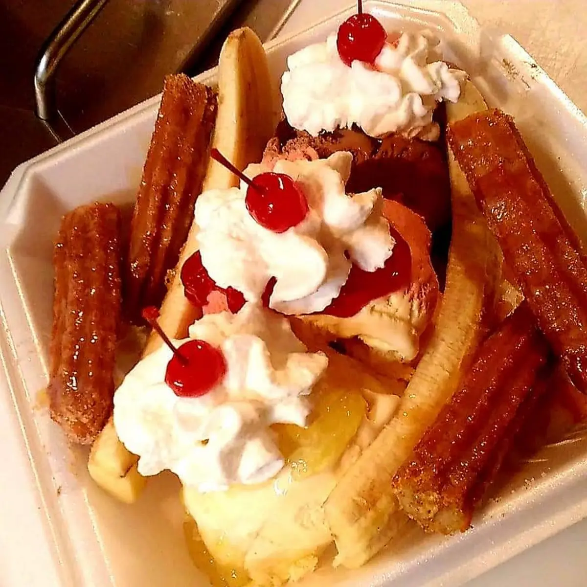 Banana Split Con Churros de Cajeta
