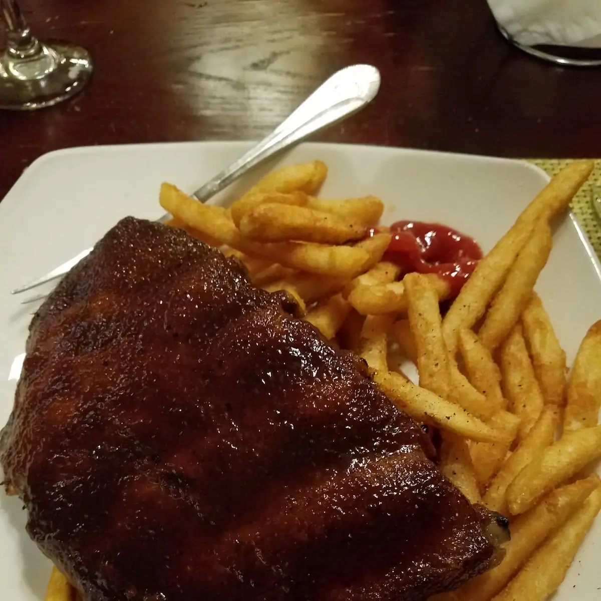 Barbecued Spare Ribs and Fries