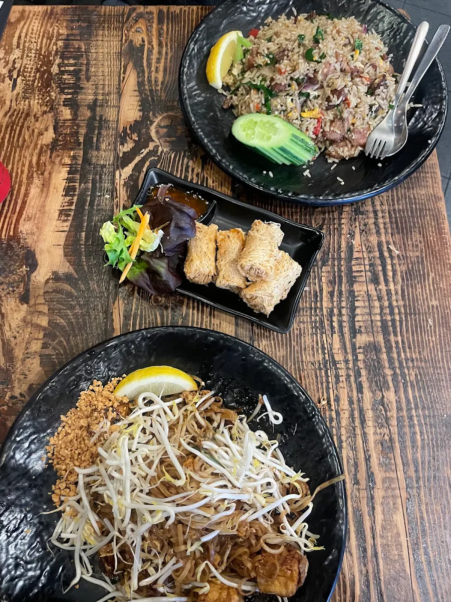 Üncja Thai Fried Rice, Show Neua Thai Street Food