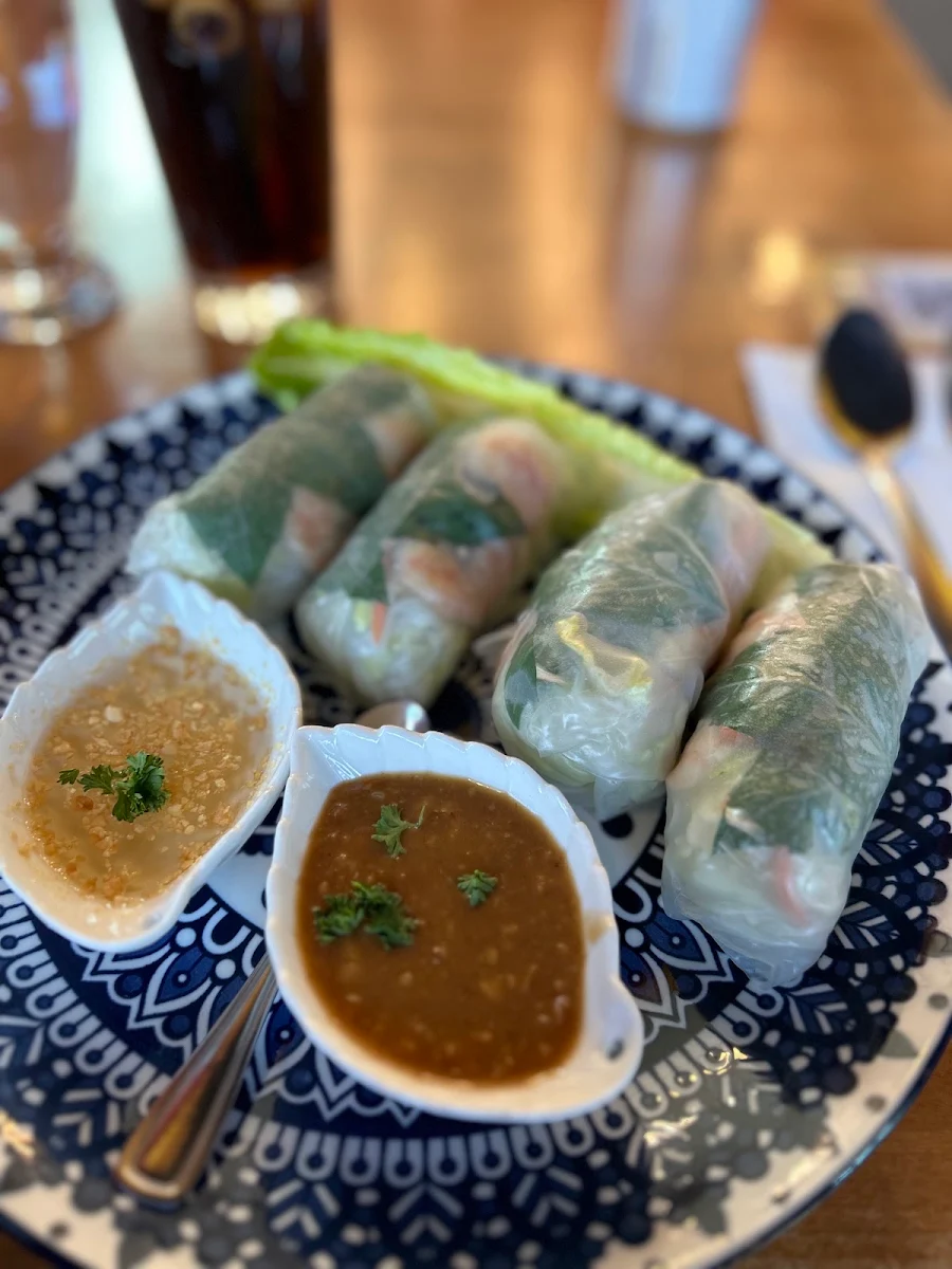 Basil and Shrimp Salad Rolls (4 pcs)