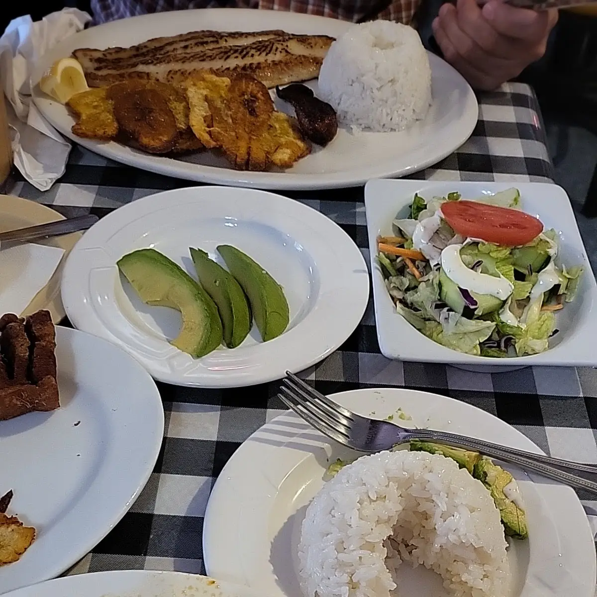 Bistec Encebollado Con Yuca Guisada