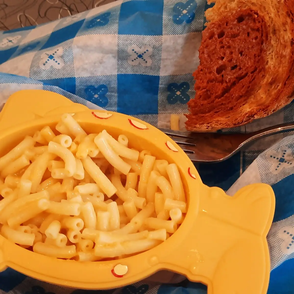 Kids Mac N Cheese with Applesauce