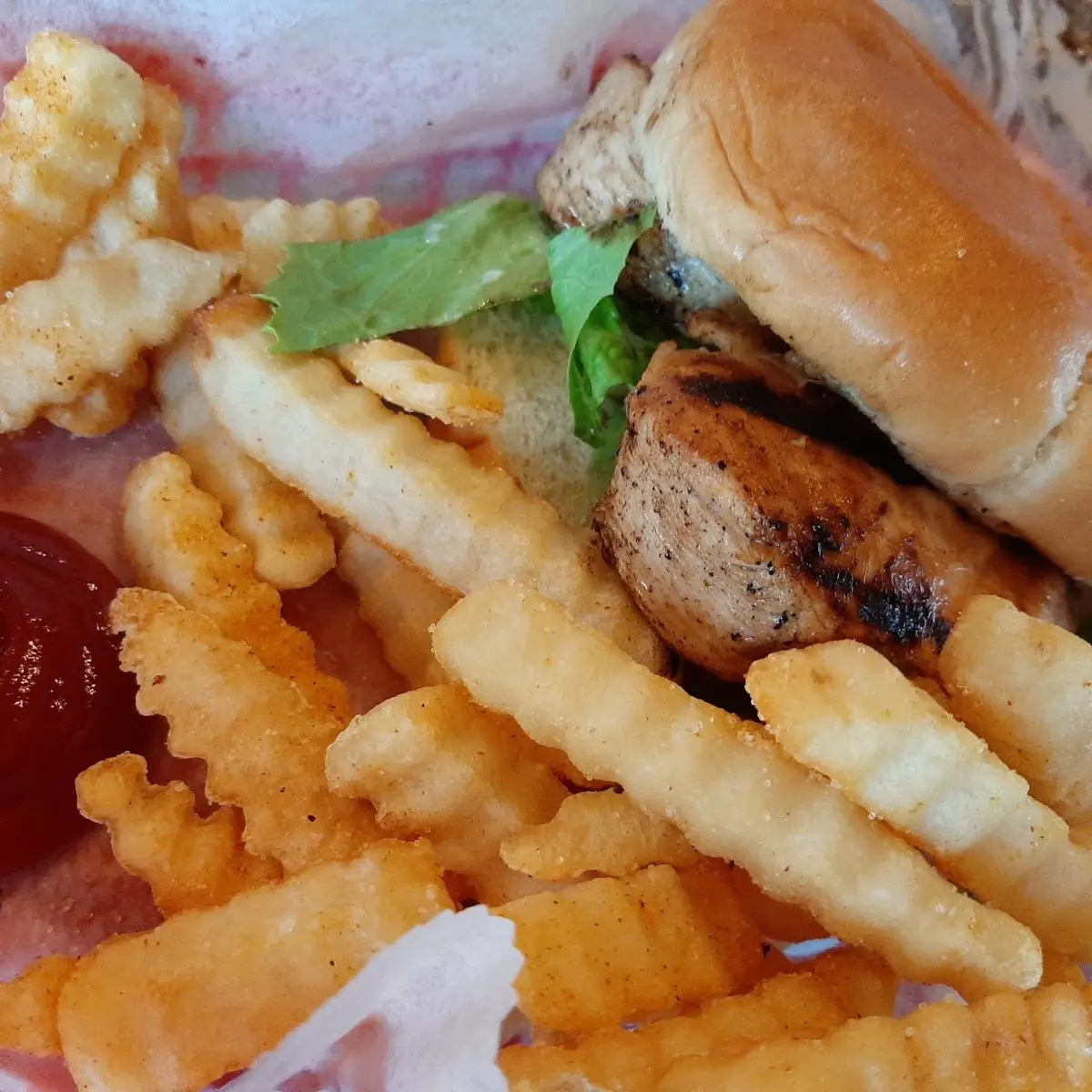 Chicken Sandwich w Fries