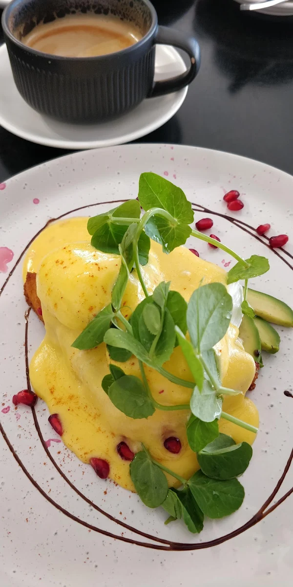 Eggs Benedict with Avocado, M & O Cafe