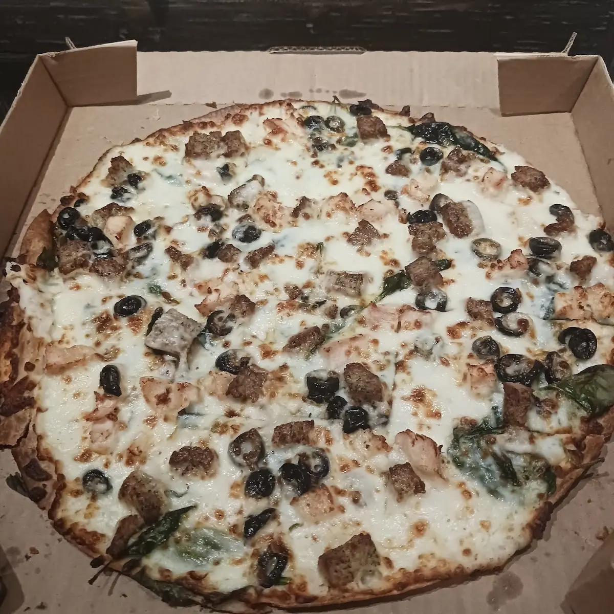 Thin Crust Chicken Alfredo with Spinach Black Olives